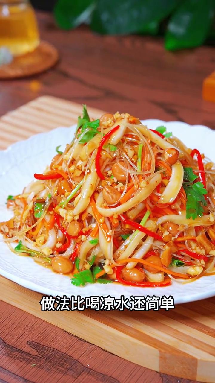 凉拌白菜丝。
家人们注意看，以后白菜买回来别总是炖着吃了，像我这样做真的比大鱼大