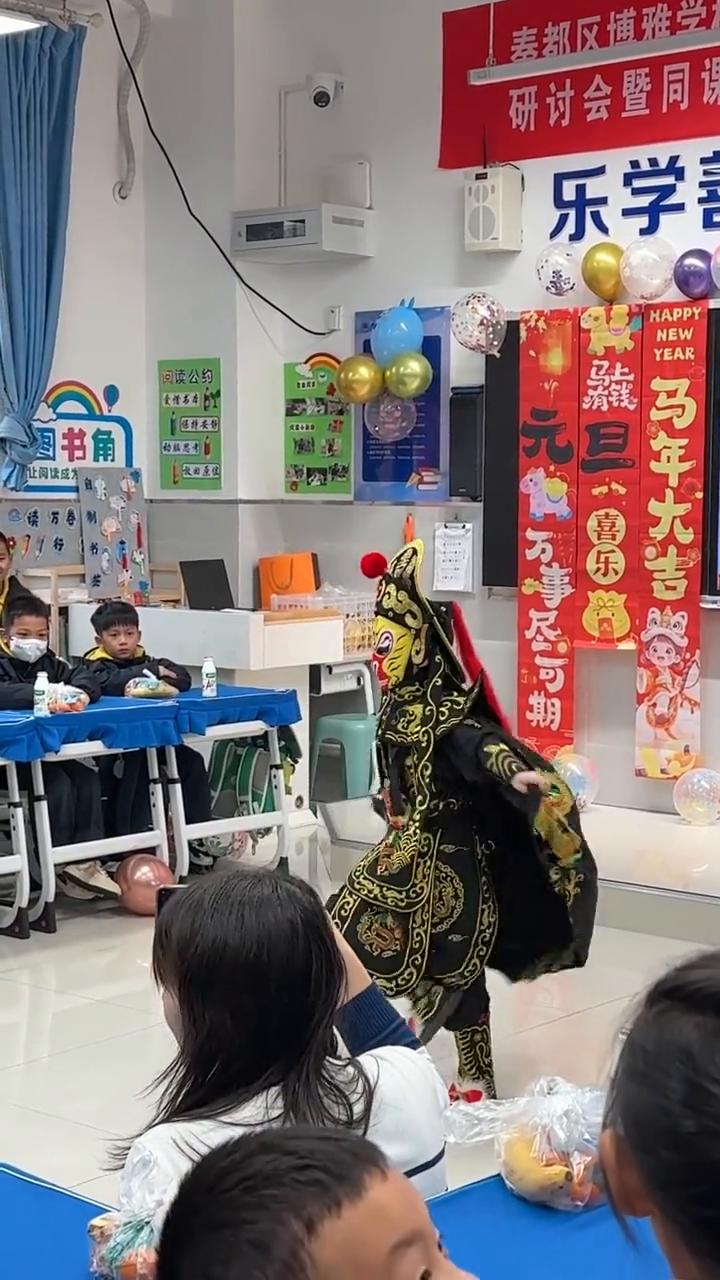 7岁女孩元旦晚会表演变脸。
男人就不会和你这水里面看前看，前看后看，左看右看上看