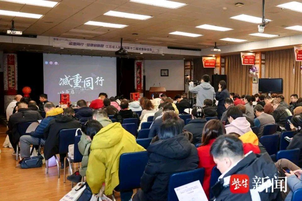 297斤教师减重100斤，这变化太惊人了！想象一下，原本沉重的身体负担，让站在讲