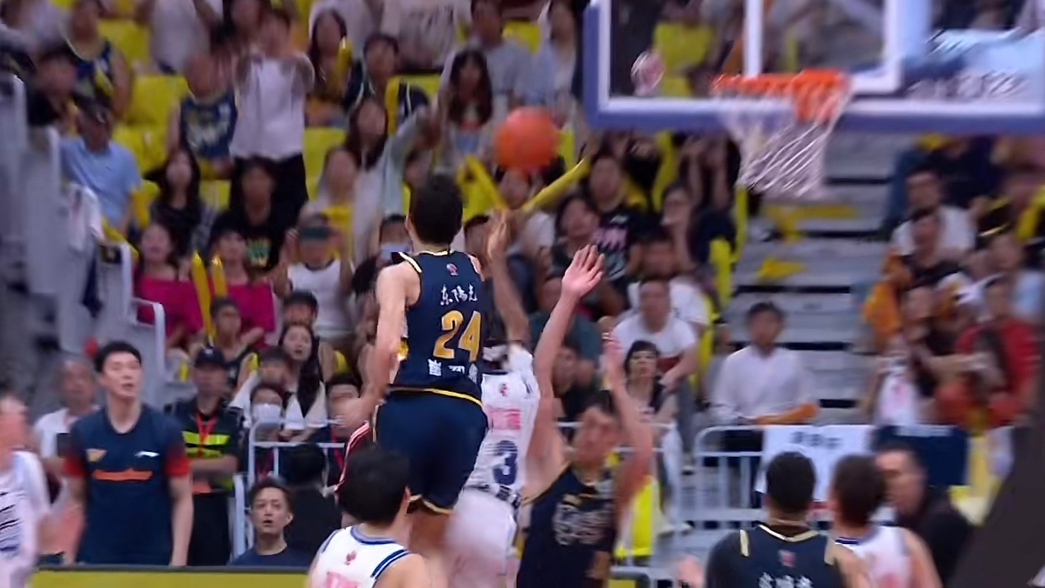 宁波竟然抢下了徐杰手里的球？？不过崔永熙马上窜出送出大血帽，这会儿怎么这么刺激广