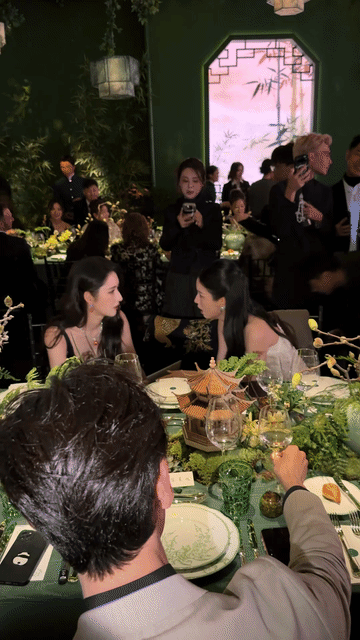 陈星旭坐在王玉雯和周也对面感慨:终于不用趴我腿上聊天了……王玉雯和周也到底是有多