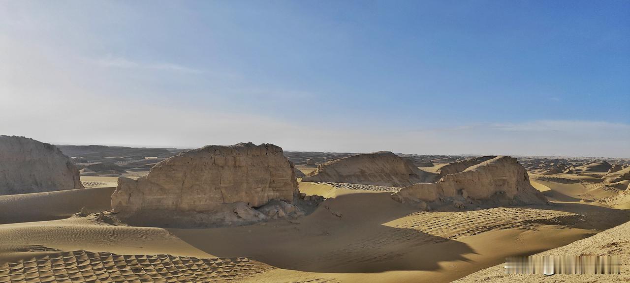 大漠让人感受到大自然的雄浑与壮美，同时也可能引发人们对宇宙、人生的思索。