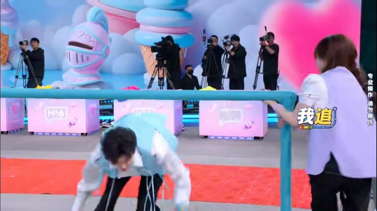 祝绪丹试图兜圈圈迷惑对手祝绪丹你在干嘛？把对手转晕了就不会抓到你了吗？你好星期六