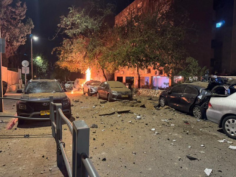 在伊朗最近一次弹道导弹袭击后，集群弹药造成的破坏痕迹出现在以色列中部特拉维夫地区