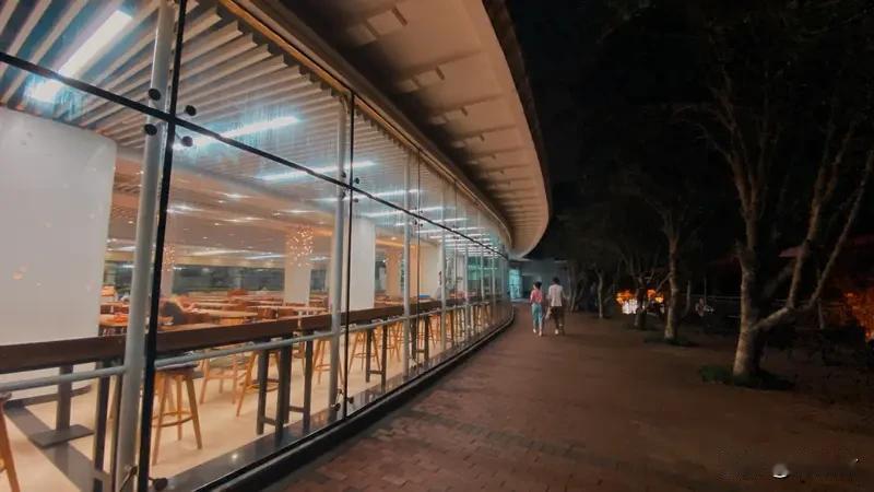 武大取消预约食堂爆满 学生无座可坐 武大取消预约后食堂爆满，学生都没地儿坐了。武