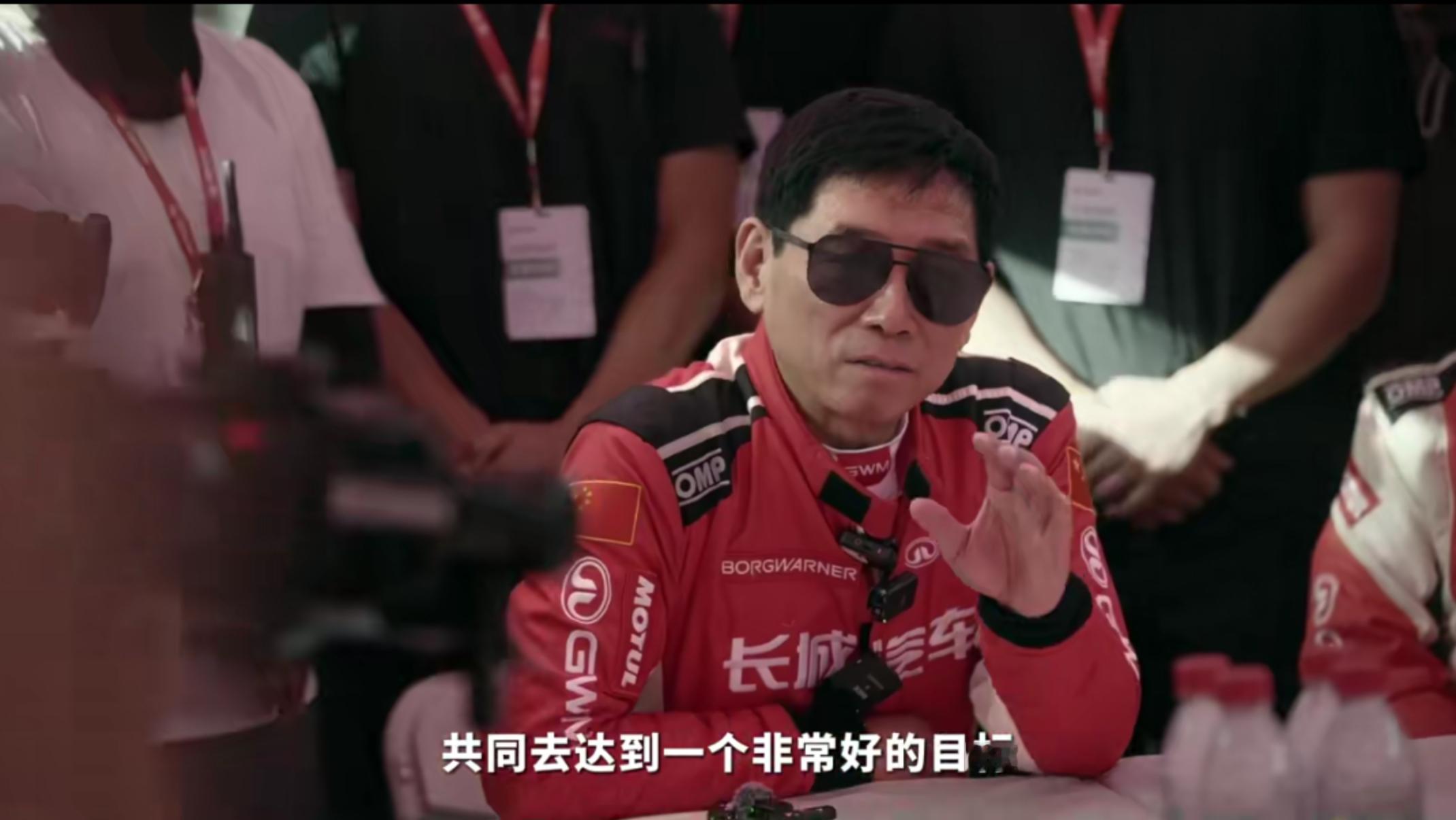 魏建军这人有意思。长城汽车掌门人，跑去参加敦煌耐力赛。不是那种开幕式露个脸、VI