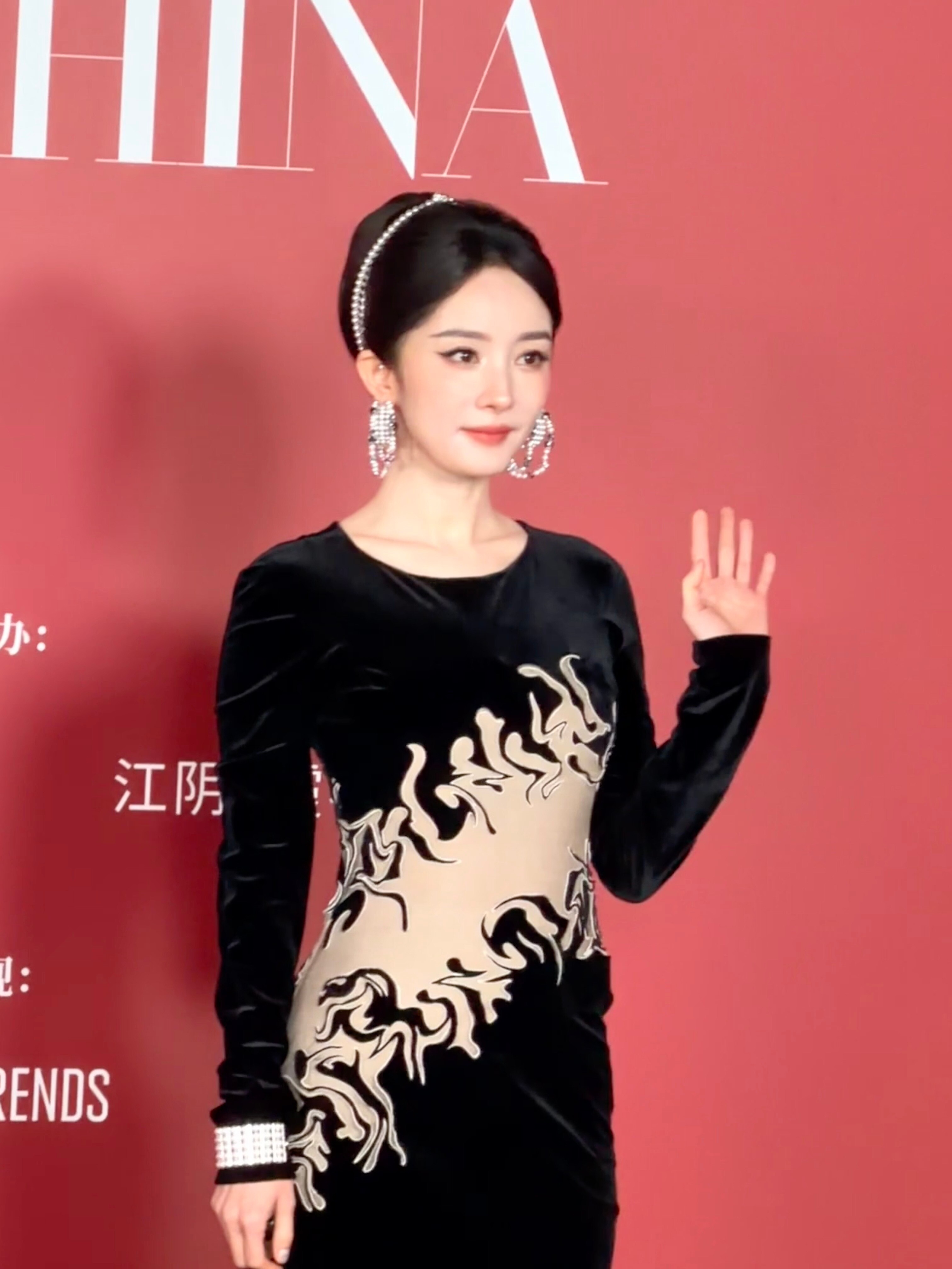 杨幂图生到能看见下巴上的痘杨幂此图已经生到能看到下巴上清晰的痘痘，这种情况下我幂
