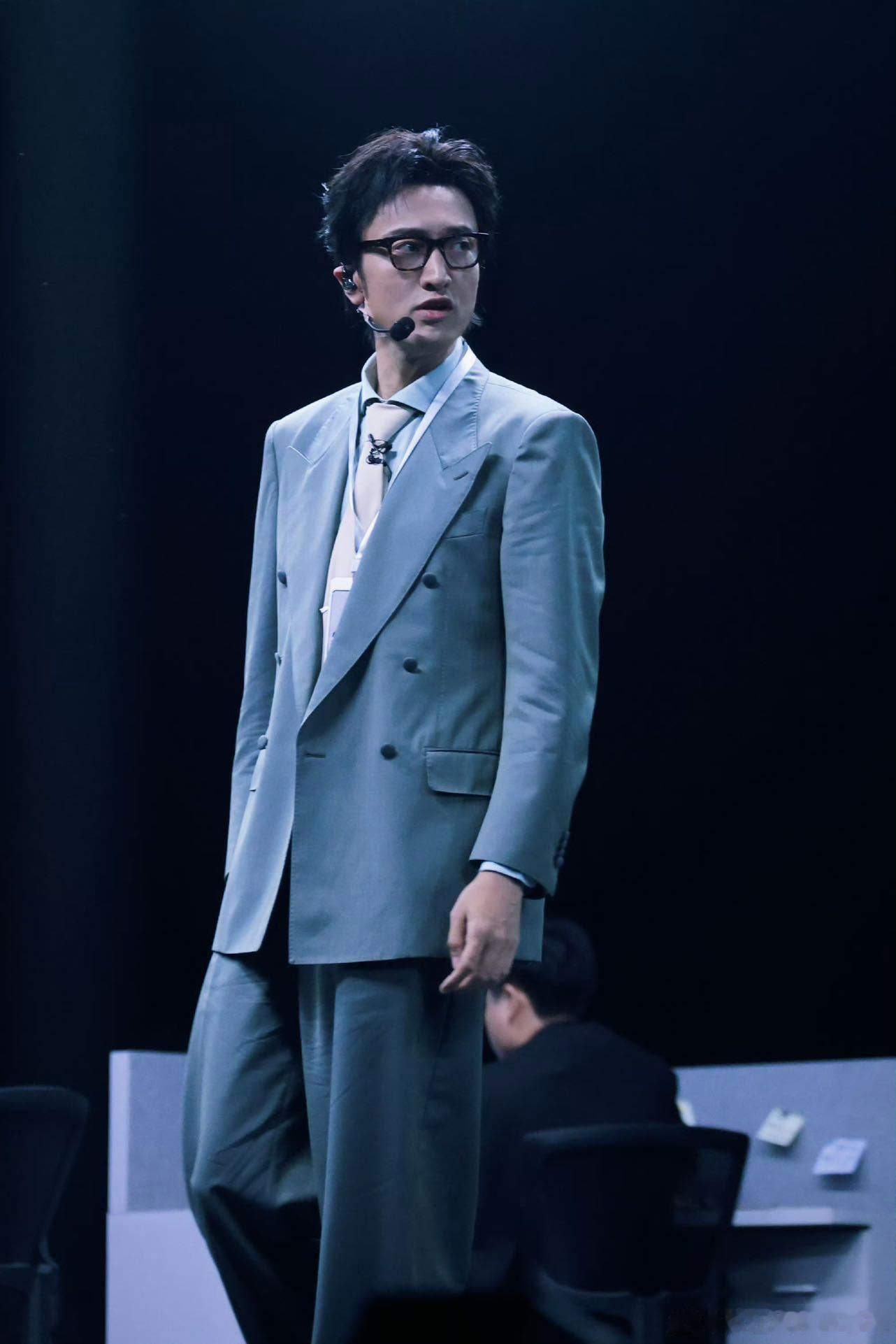 王传君一开口全是故事 历经世事之后的从容，在王传君的谈吐之间体现得淋漓尽致。 ​