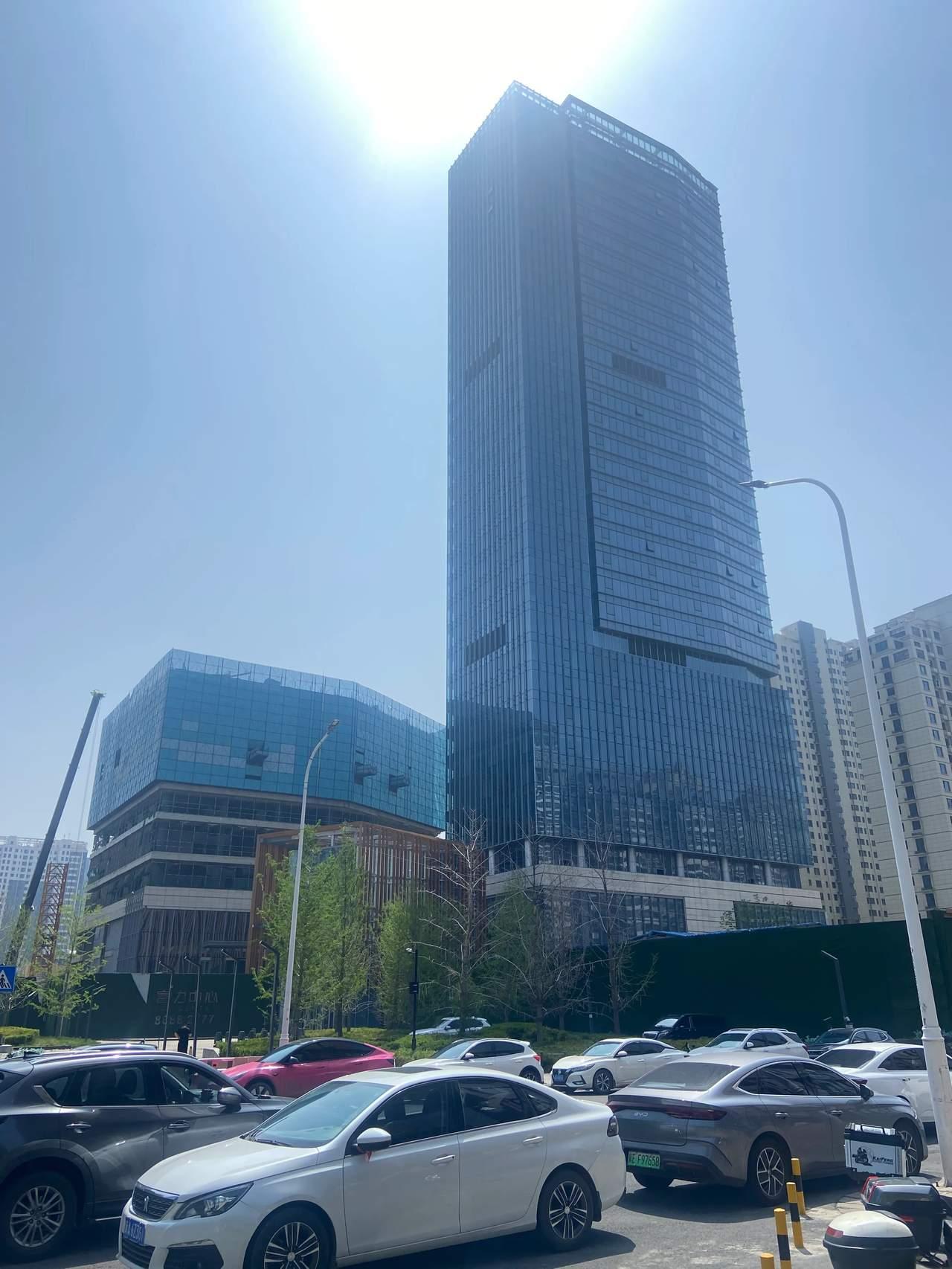 石家庄的城市中心区域，在一二号地铁线交叉口换乘站附近，中山路与建设大街交叉口，这