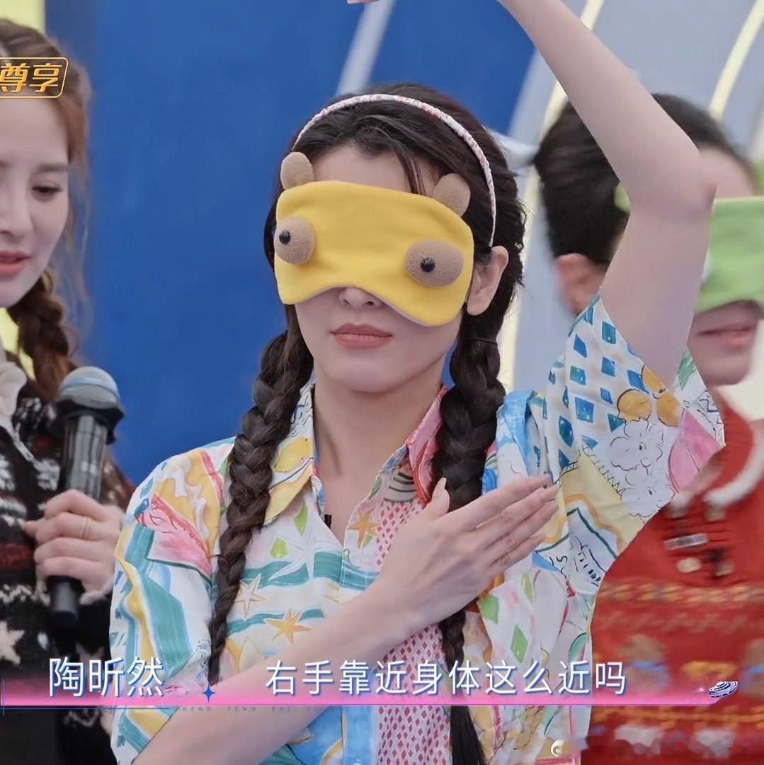 徐洁儿上一秒妈咪下一秒女鹅给徐洁儿戴无框眼镜的简直天才双麻花辫搭配小书包，稚气满