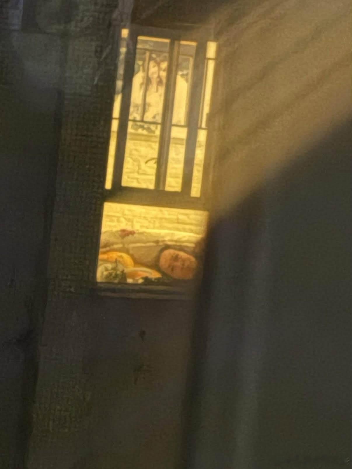 見到隔籬屋有個女人瞓左係到，幾個鐘都無郁過！......警察嚟到發現係隔籬屋個工