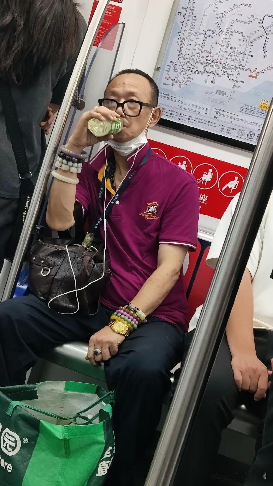 这个男子看似穿的很普通，手腕上戴的这些东西很不寻常，一方面是数量多，仔细看了一眼