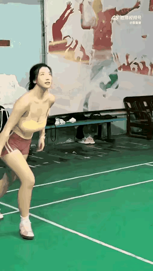 小姐姐羽毛球打的真好，活蹦乱跳的运动 羽毛球女孩
