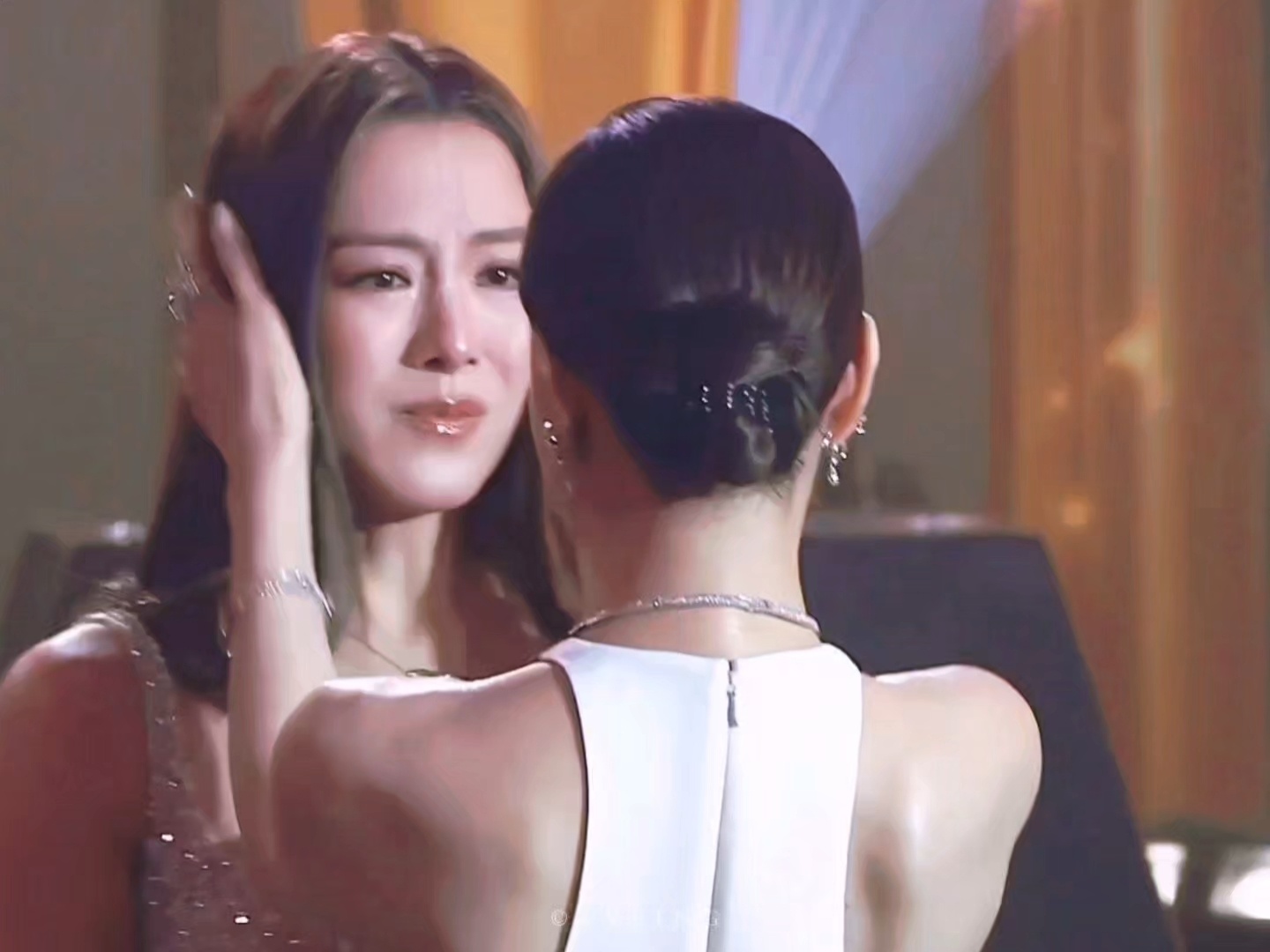 王敏奕拿奖上台佘诗曼过来拥抱她帮她整理头发真是看得我超级心软啊🥹🥹 