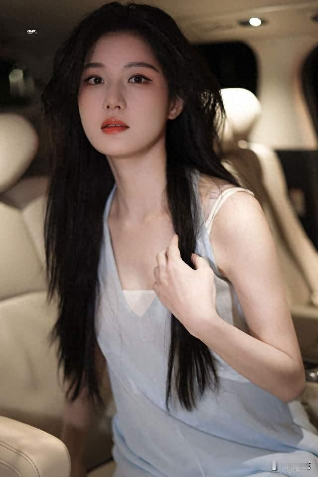 43岁台湾女演员陈意涵通告随拍 浅色露肩装车内小憩松弛感足