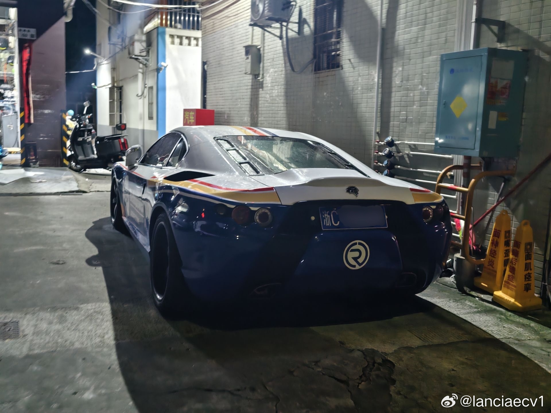 前两天小伙伴发给我个车，问我这是什么第一眼还以为是R8不过翼子板和车尾完全不对查