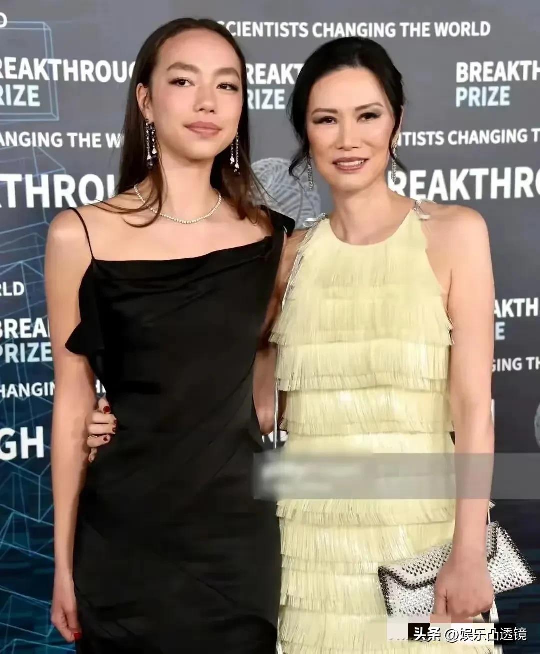 邓文迪的小女儿真漂亮，五官看起来比母亲更加大气柔和，完全综合了中西方的优点。
母