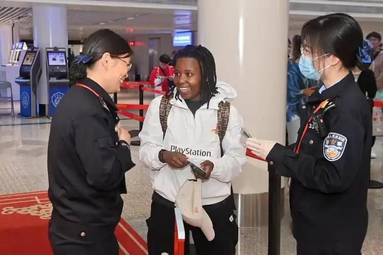 自2025年12月18日海南自贸港全岛封关运作起，免签政策全面升级，86国人员可