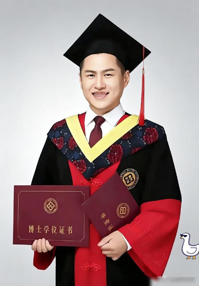这是浙江金华刚曝出的真实事，想想就堵得慌。单亲妈妈熬了半辈子把儿子供成博士后，儿