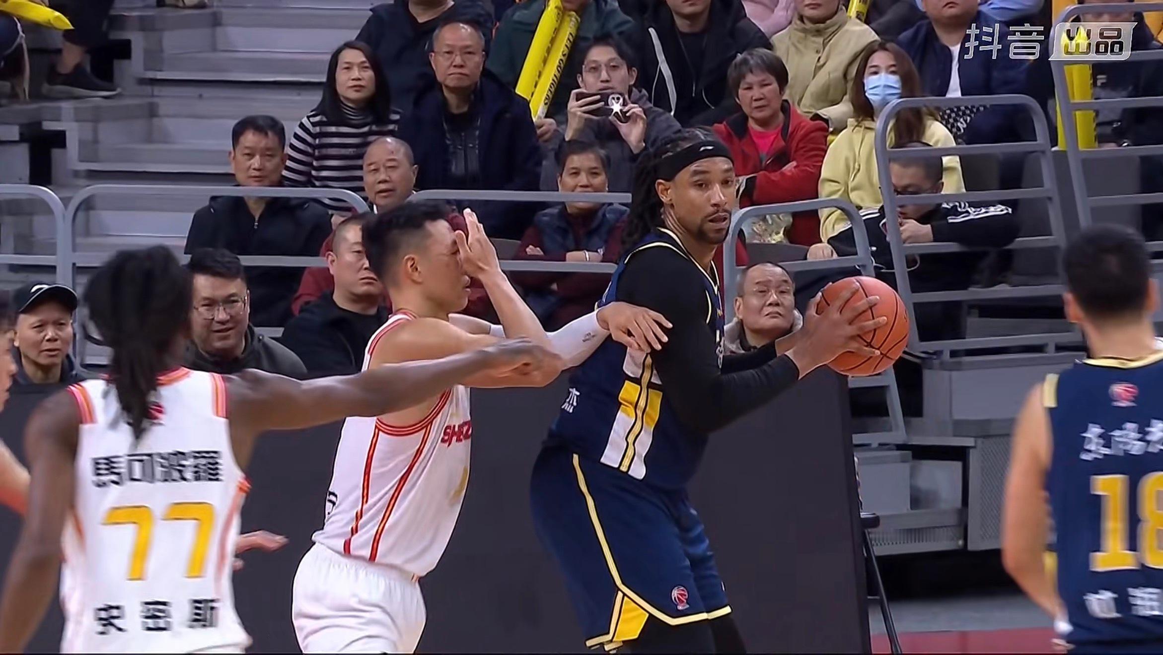 贺希宁刚刚伤口裂开了，看到他拿纱布擦了，防守时候自己保护自己一下。但看到这个场面