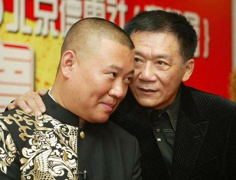 2007年，侯耀文突发心脏病去世，女儿侯赞收拾遗物时发现卡里的100万和家中价值