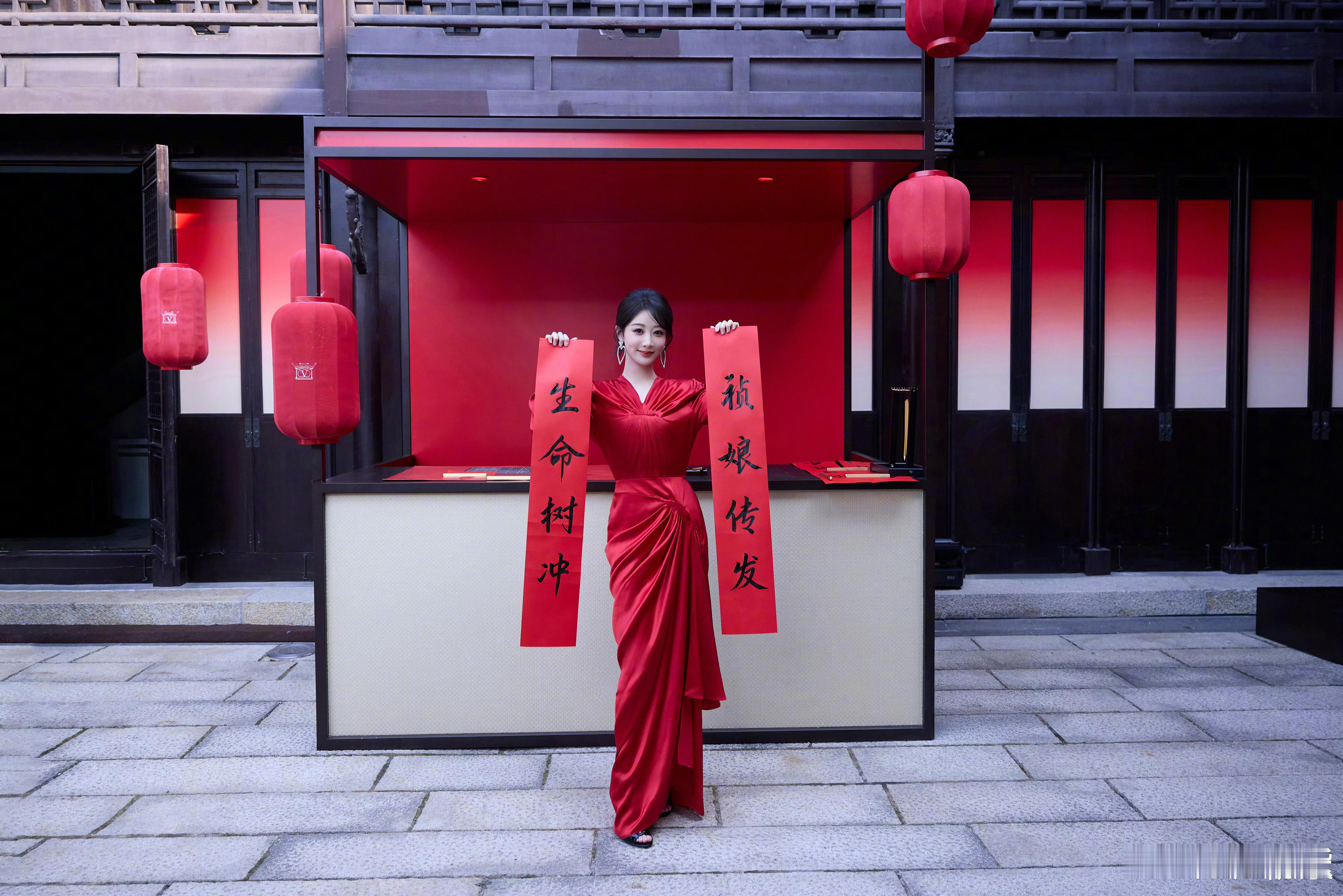 杨紫举春联宣传双剧杨紫举春联宣传生命树祯娘传 1月16日，在线下活动时举春联宣传