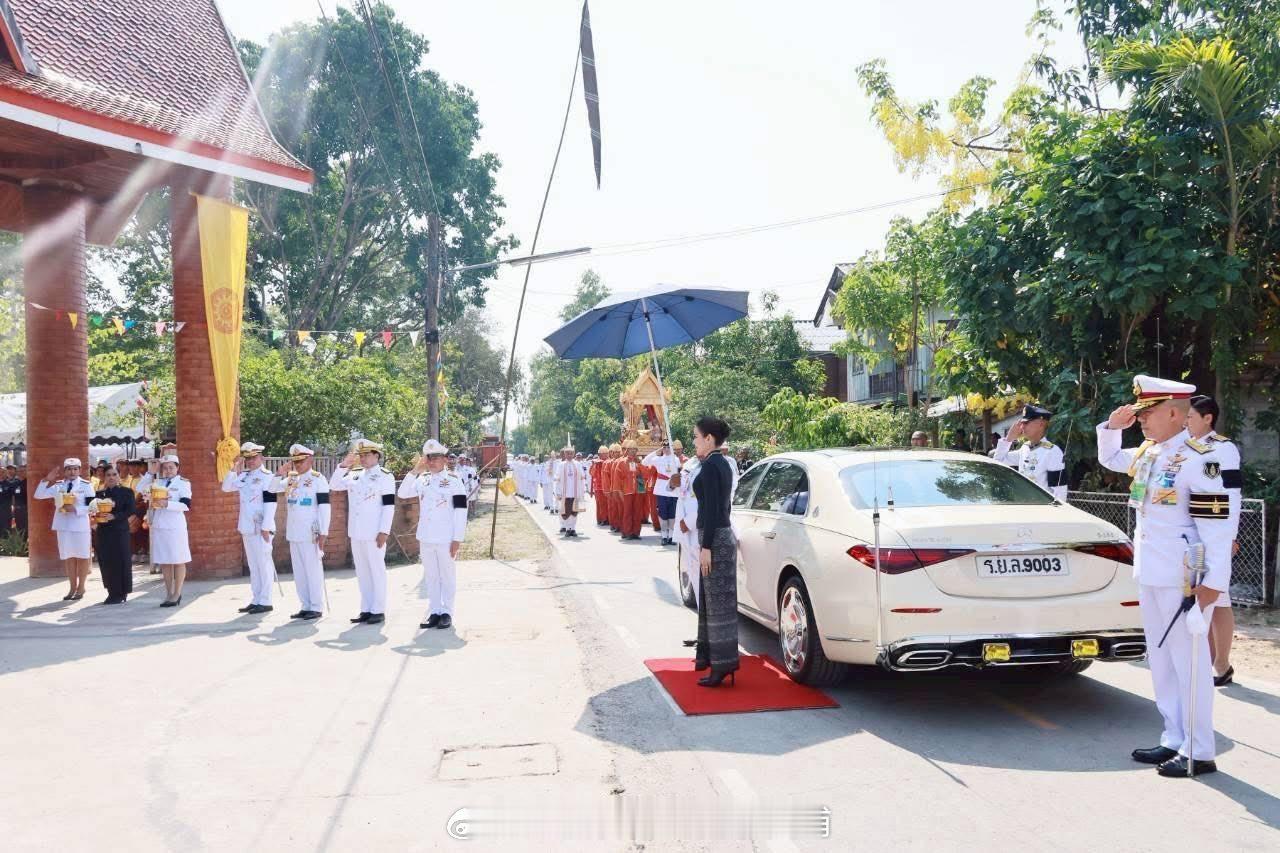 王室王室泰国王室奥拉侬 2026年4月12日，奥拉侬小主在黎逸府出席袈裟供奉活动