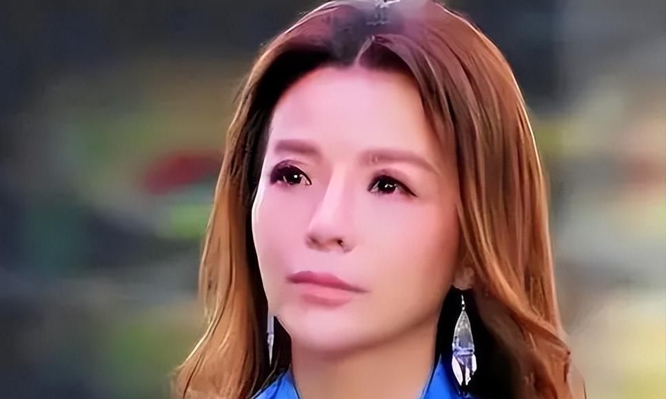 朱迅，这个名字在央视的舞台上响亮了数十年。从14岁的小主持人到多次主持春晚的“当