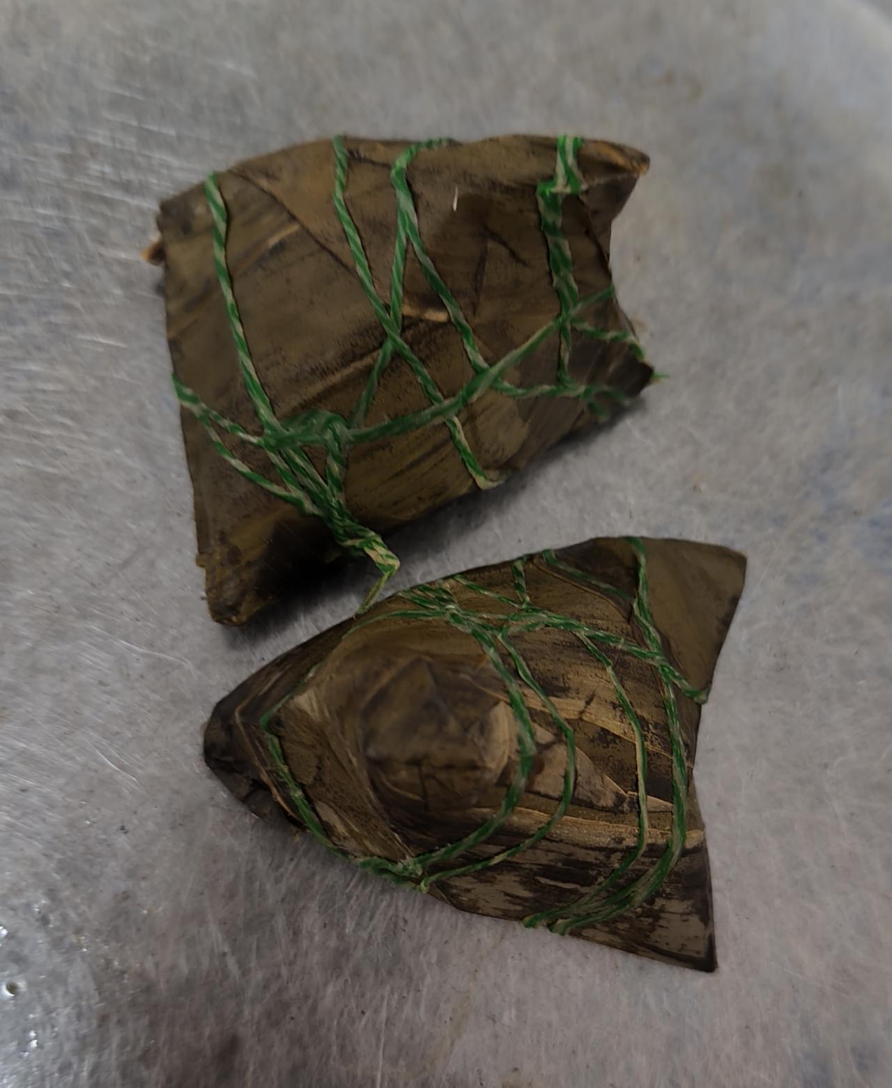 单位发的是酒家的预制粽，细细只，又难食，其实在广州有很多路边小店现做粽卖的，卖回