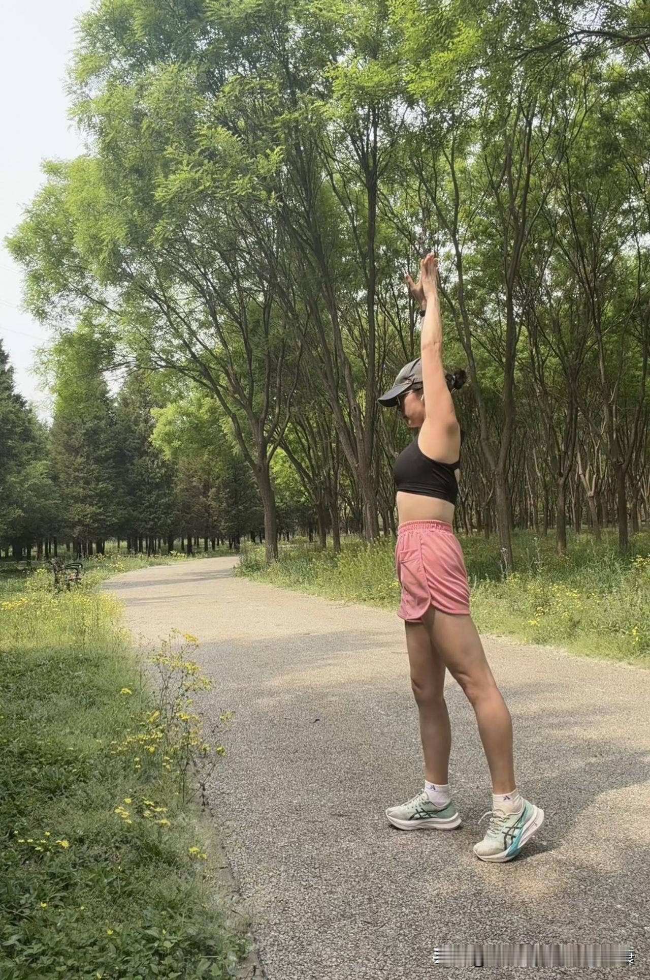 初步晒黑一点点，继续小麦色