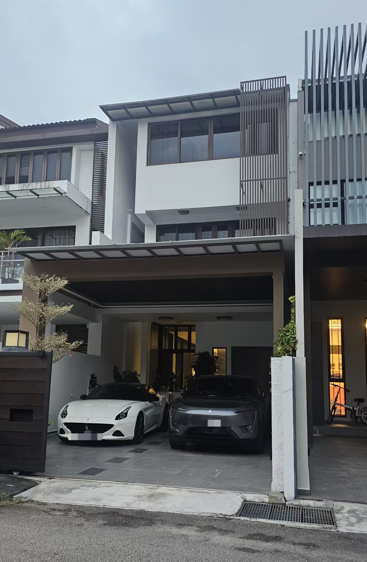 如果国产新能源没有杀进新加坡，这辆法拉利边上大概率停着的是台日系保姆车。 