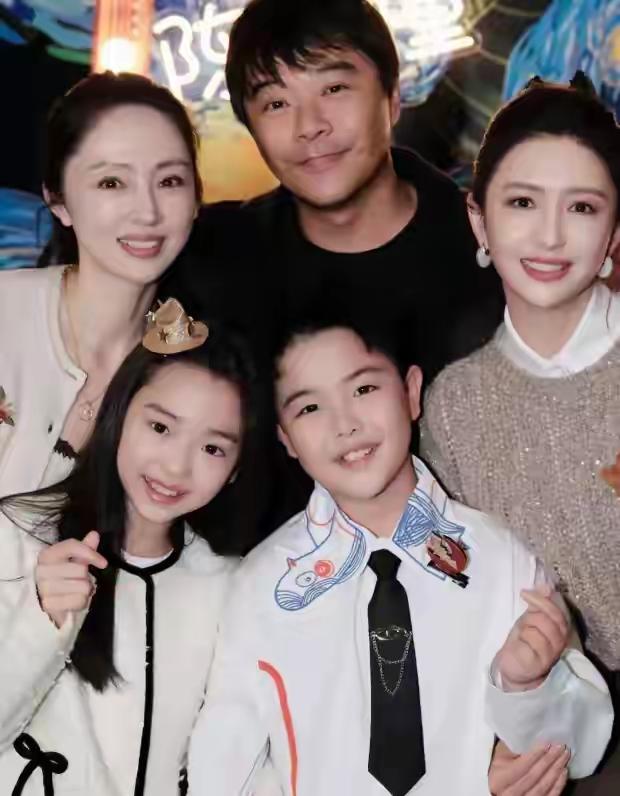 陈思诚这操作，真让人看不懂！
 
家人们谁懂啊，陈思诚身边有小21岁女友，过年却