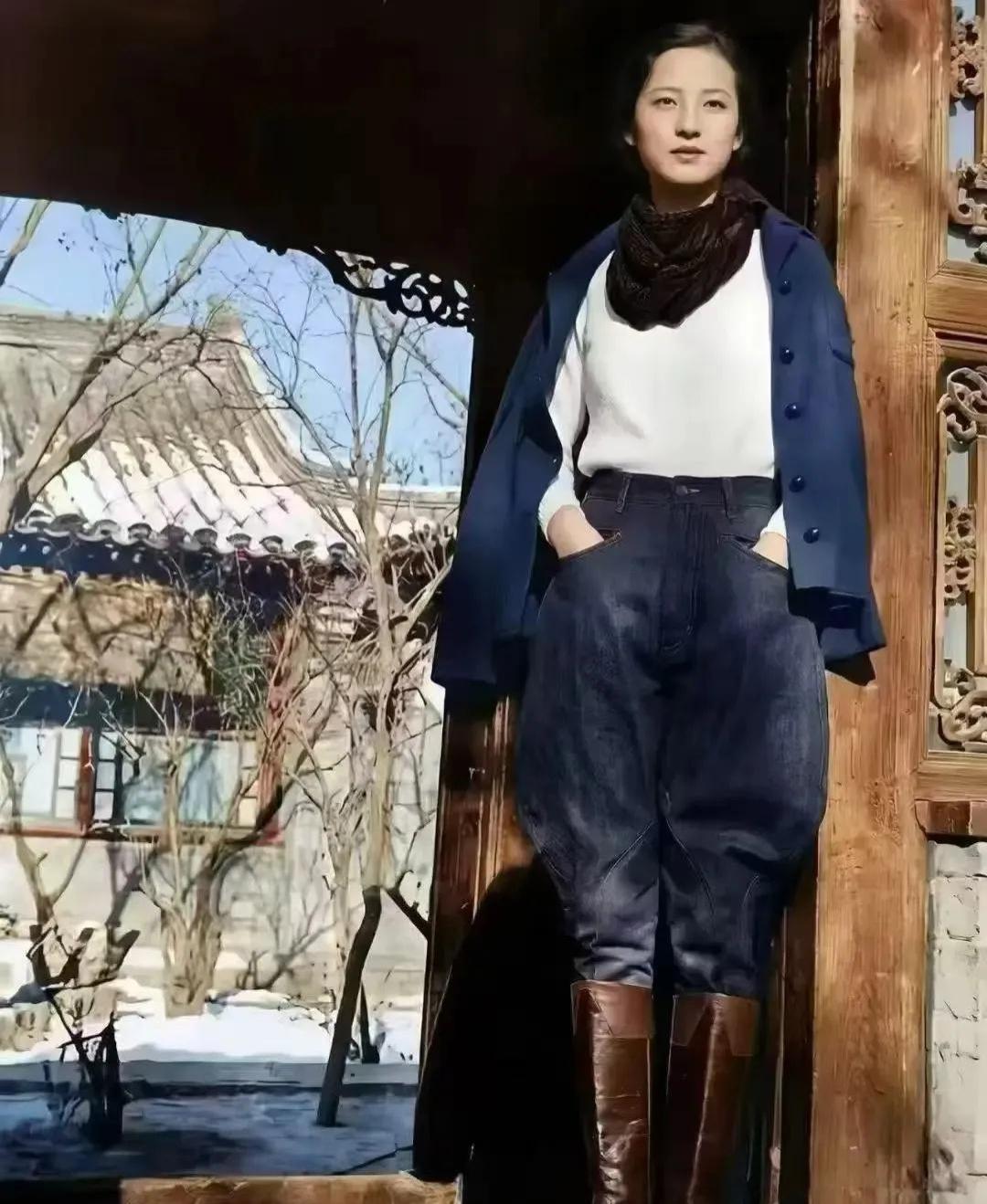 林徽因这颜值，就算放到现在娱乐圈，也是顶级大美女。
也难怪当年冰心看着她心里不舒