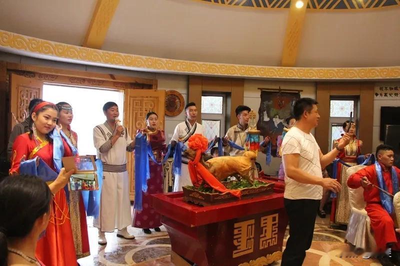 鄂尔多斯酒文化独具特色，外地客人来了，最愁的就是，身穿蒙古族服装的漂亮姑娘手中的