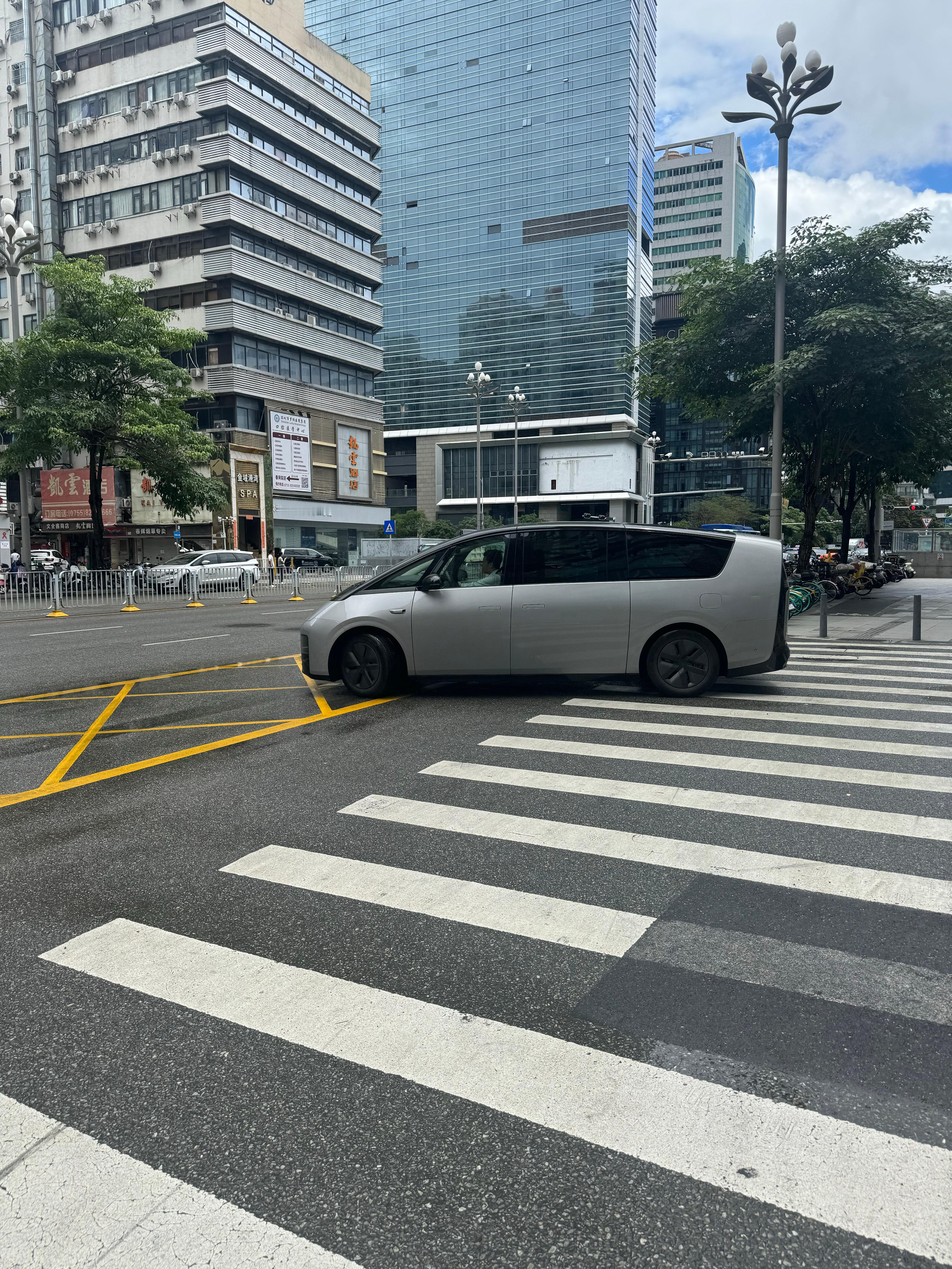 一台理想Mega从眼前驶过这车真的越看越喜欢[馋嘴] ​​​