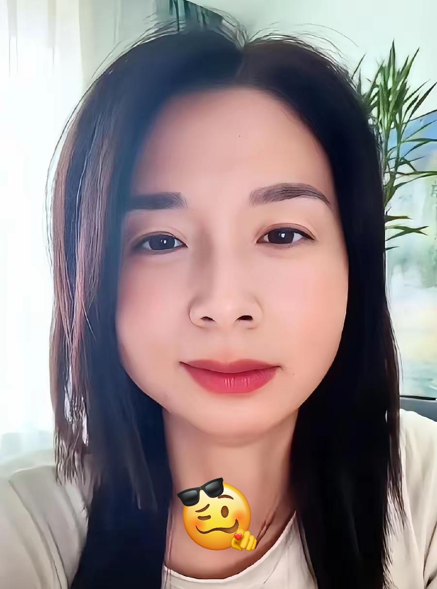 真是被网友们说中了！
崔丽丽已经开始直播了！
但是万万没想到啊，网友们对她的首次