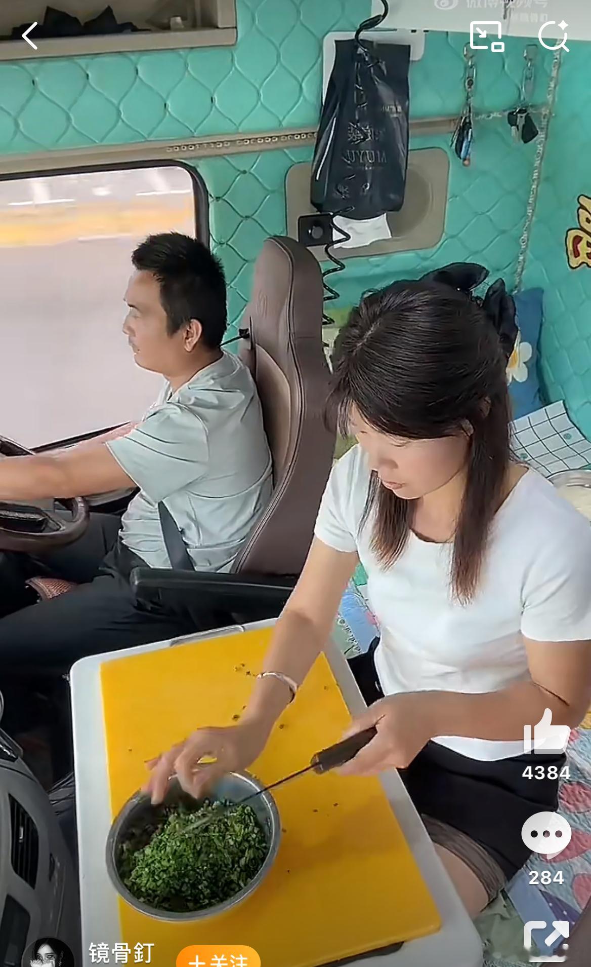 中国夫妻在卡车上包饺子的视频在外网火了 行驶期间不系安全带+使用刀具，往温和了说