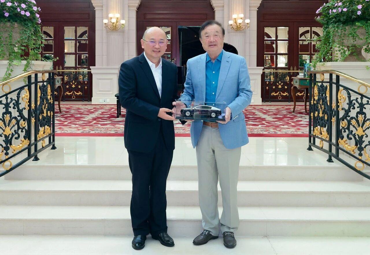 1月5日，江汽集团董事长项兴初拜访华为公司创始人任正非，赠送尊界S800车模。