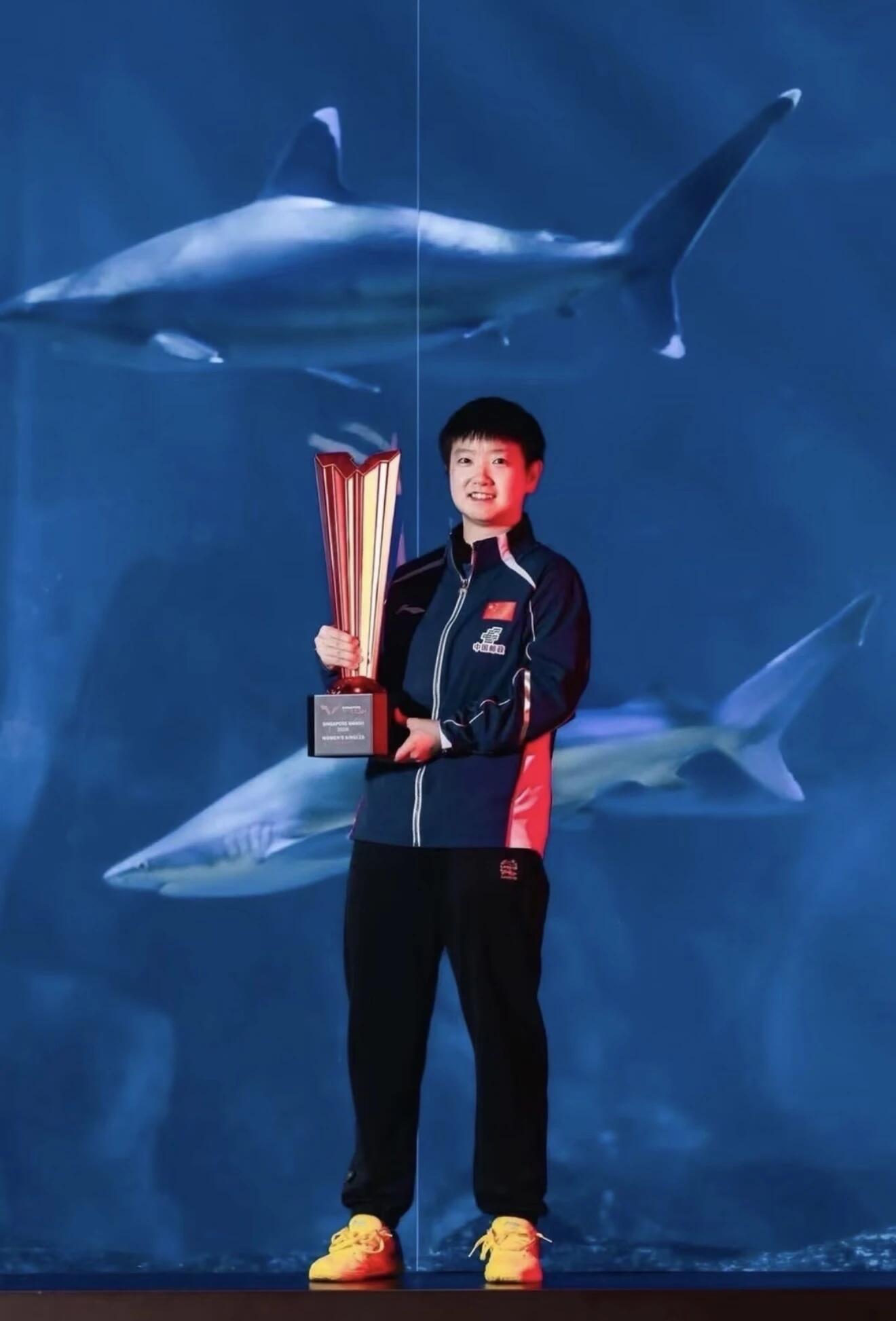 王楚钦孙颖莎冠军城市宣传合影，一起逛海洋馆了！ 