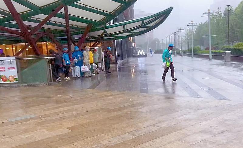 之前遇到暴雨天超时40分钟的外卖，手机地图上的小红点在楼下转了三圈才出现，骑手浑