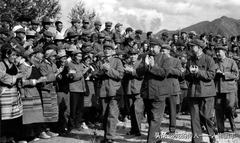 1975年9月8日，华国锋在西藏亲切接见西藏各族人民代表。