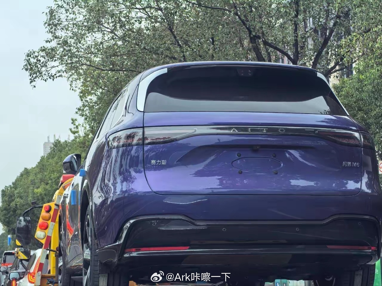 问界M6紫色展车要到店了，不过目前还不会摆出来，起码得先预热发布会开了