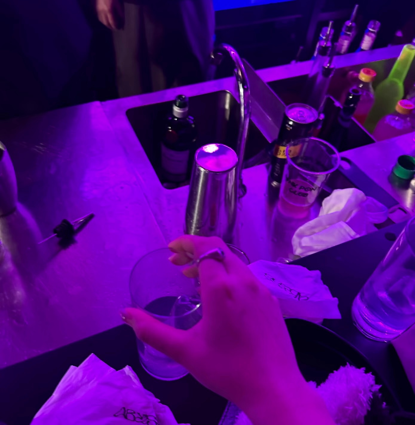 王嘉尔给粉丝戴戒指王嘉尔送粉丝戒指 我不羡慕，一点都不羡慕