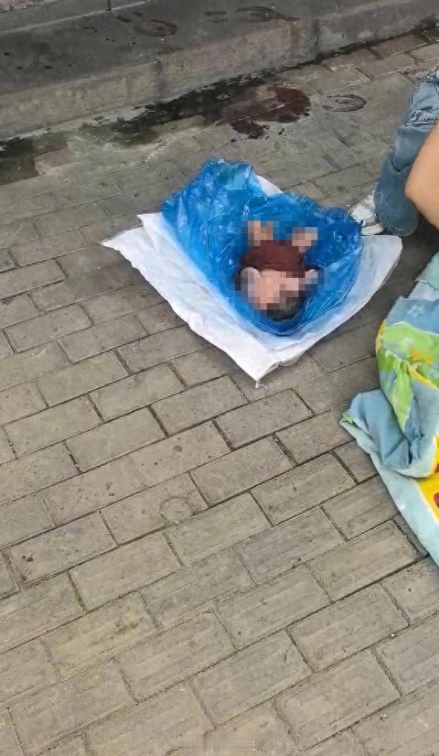 【网传女子公厕生下女婴后独自离开 当地回应：婴儿出生环境恶劣，母女均已送医、母女