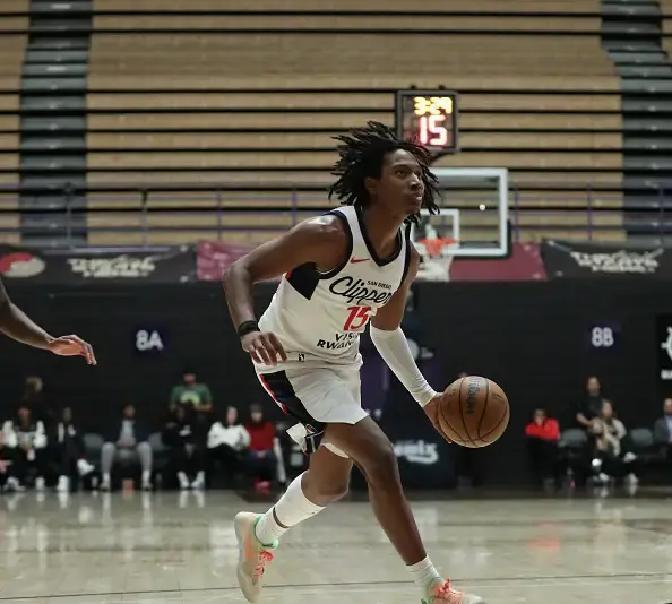 快船再动刀！1场就裁人
 
双向合同只给能打的人。雷吉·丹尼斯12月才到队，1月