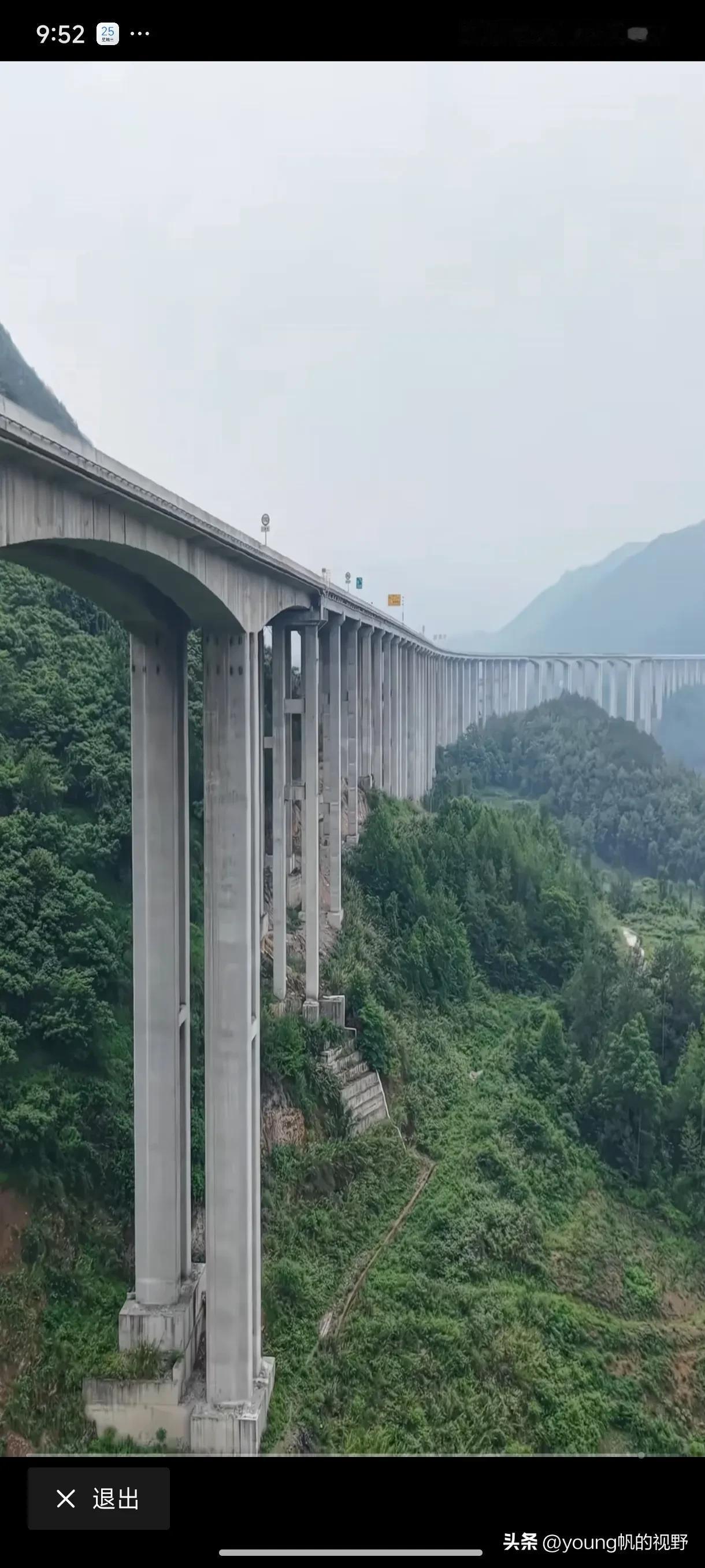 贵州省的地貌就是地无三尺平。在贵州大山深处，高速公路只能通过修建高架桥的形式连接