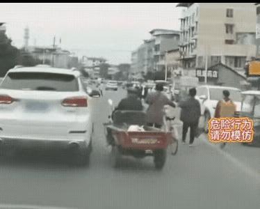 集市街头被这种三轮车刮蹭也是很无奈吧，这人跑了还说不定找也找不到，只能自己报保险