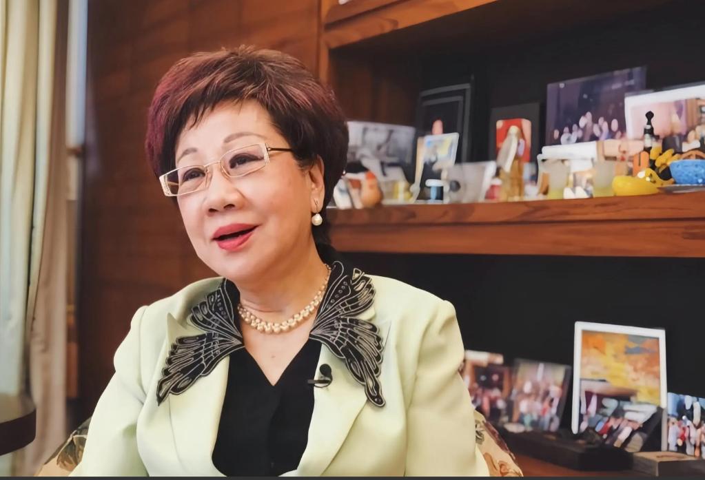 昔日冲在分裂一线的“台独祖母”吕秀莲，最近给岛内政坛扔了一颗“震撼弹”，她在访谈