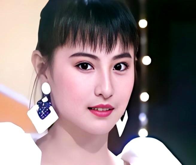 李赛凤当年拍《僵尸先生》《霸王花》，是8090年代香港武打女星里的硬角色。200