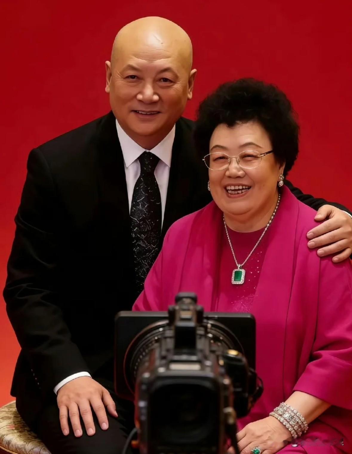 2026年4月，陈丽华告别仪式上，74岁的迟重瑞以标志性光头现身，黑色正装胸前白